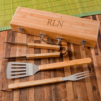 High quality Bamboo Grilling Set Includes
Spatula, Fork,Tongs  & Personalized Case